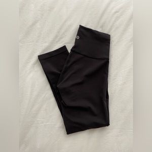 SOLD Lululemon Wunder Train HR 21” crop legging